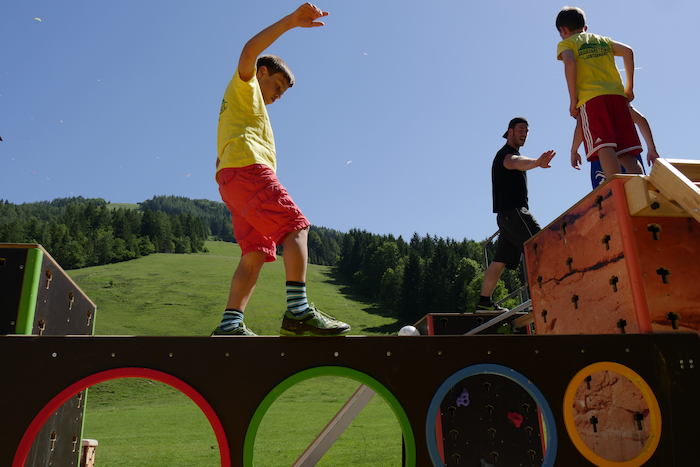 Balancieren über Hindernisse im Action Camp