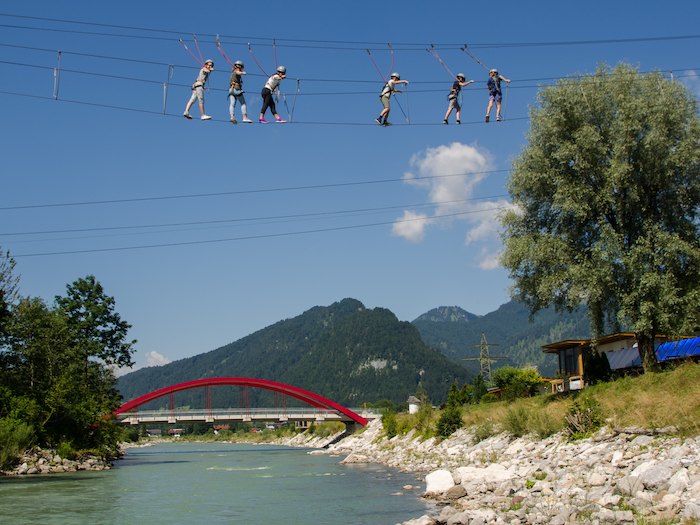 Über Seil wandern über den Fluss im Action Camp