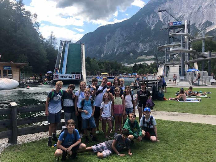 Jungs auf Gruppenfoto im Action Camp