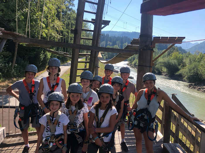 Gruppe beim Klettern im Action Camp