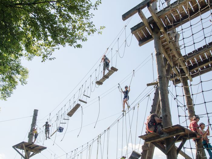 Die Teilnehmer des Actioncamps klettern in einem Hochseilgarten
