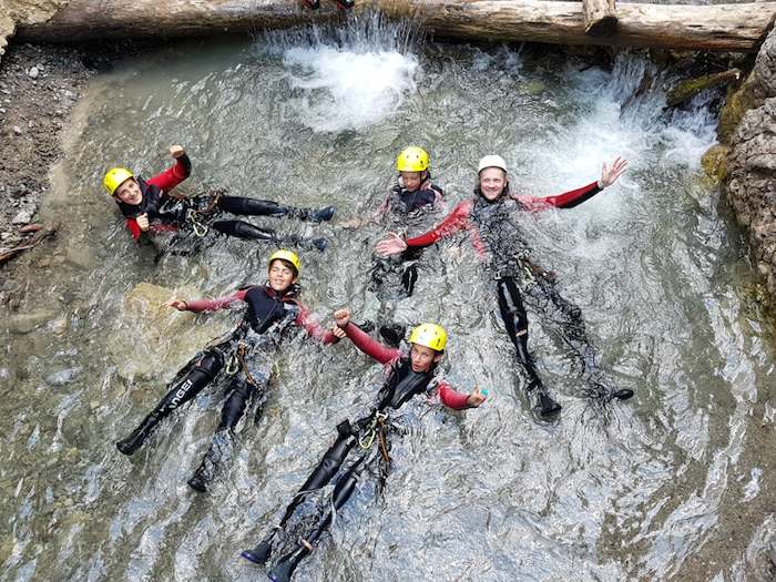 Baden im Teich im Action Camp