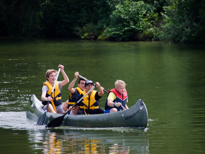 Jungs fahren im Kanu im Action Camp