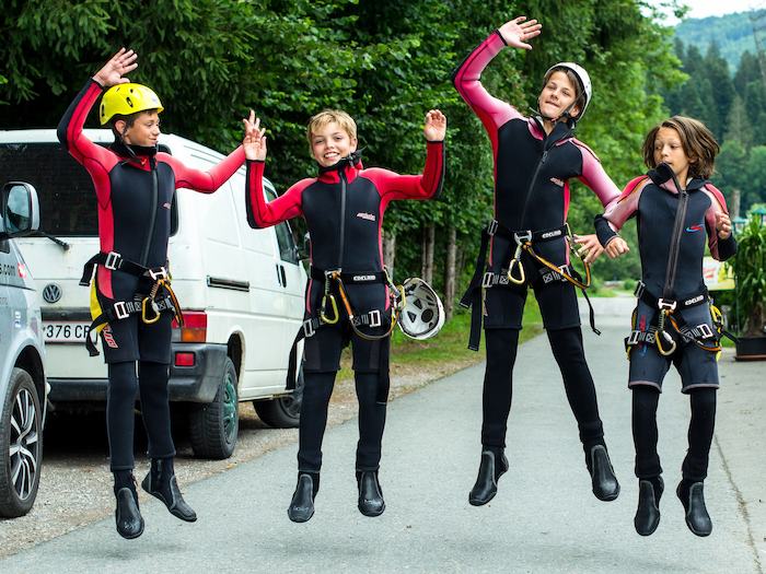 Jungs springen in die Luft im Action Camp