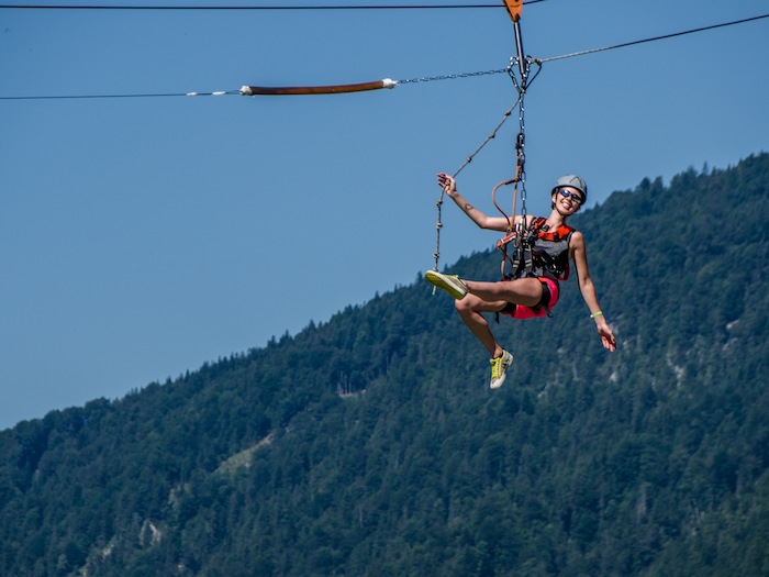 Mädchen saust durch die Luft im Action Camp