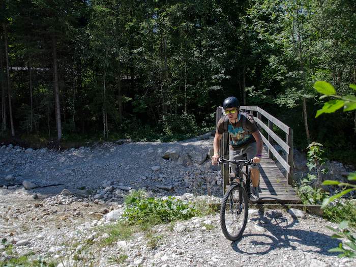 Mit dem Mountainbike über Brücke im Action Camp