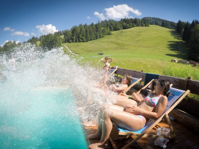 Wasserschlacht am Pool im Action Camp 