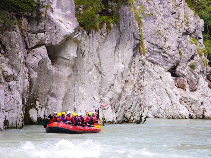 River Rafting vor Felsen im Action Camp