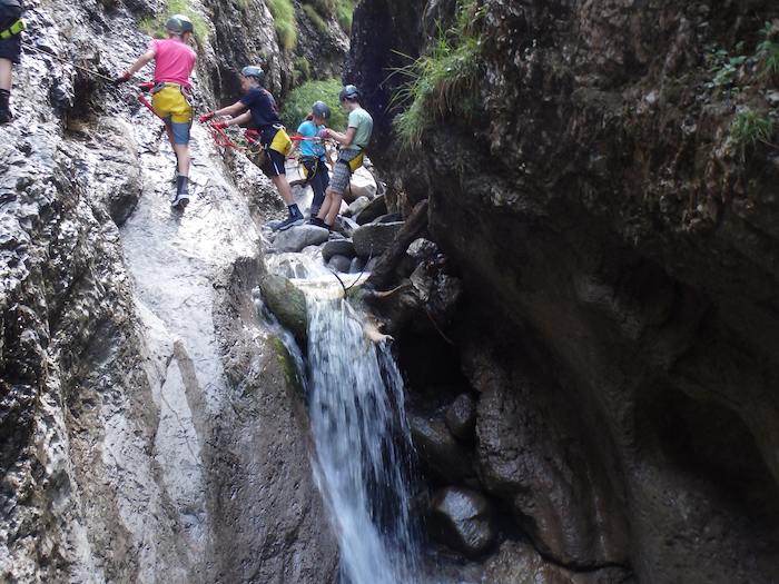 Wanderung durch die Schlucht im Action Camp