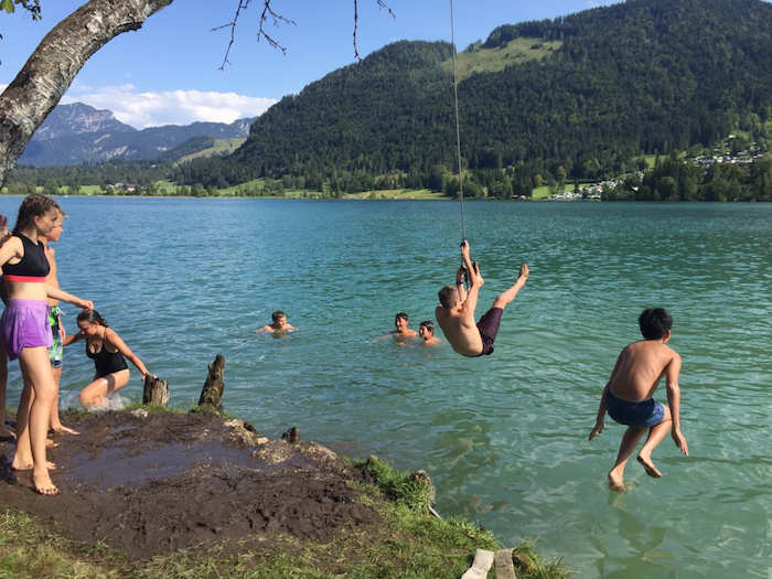Kinder springen ins Wasser im Englisch-Camp Tirol