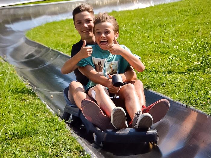 Zwei Jungs auf der Sommerrodelbahn im Action Camp
