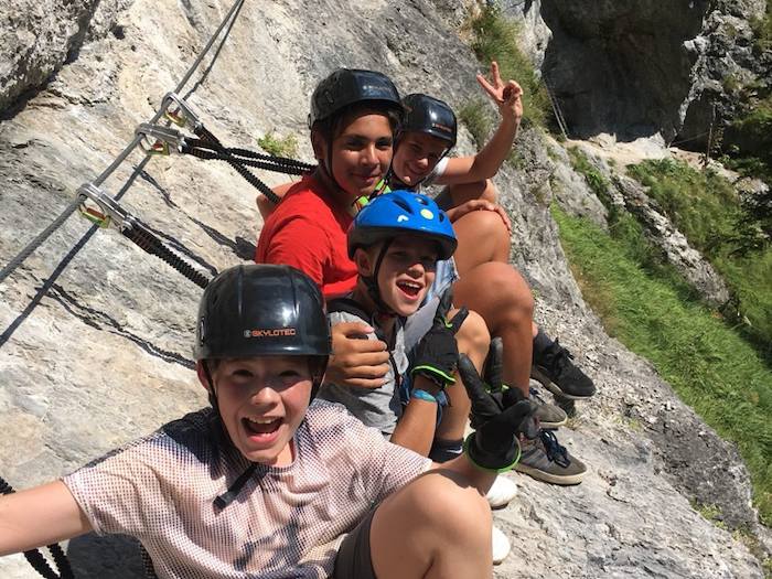 Klettern am Felsen im Action Camp