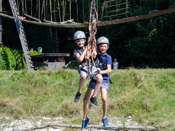 Junge saust durch die Luft im Action Camp