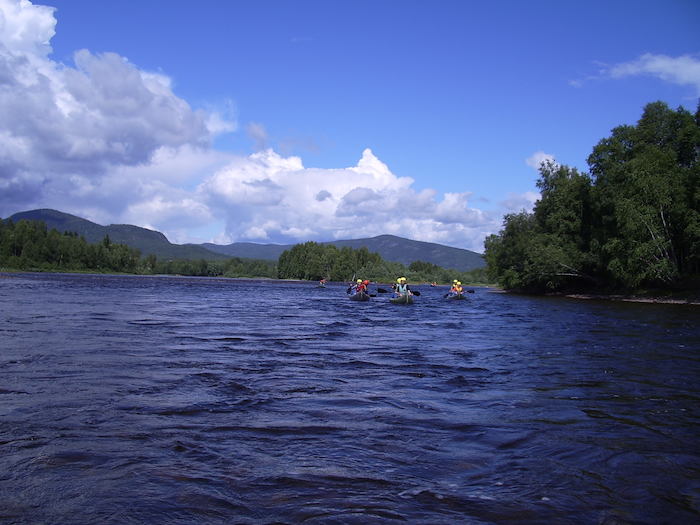 Kanu-Fahrer im Fluss bei der Jugendreise in Norwegen