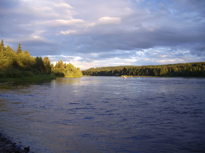 Fluss umgeben von Wälder bei der Kanu-Jugendreise in Norwegen