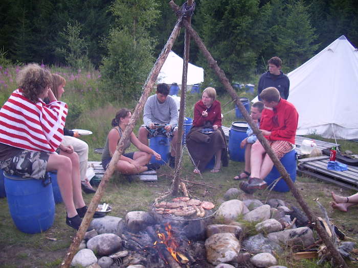 Jugendliche beim Grillen bei der Jugendreise in Norwegen