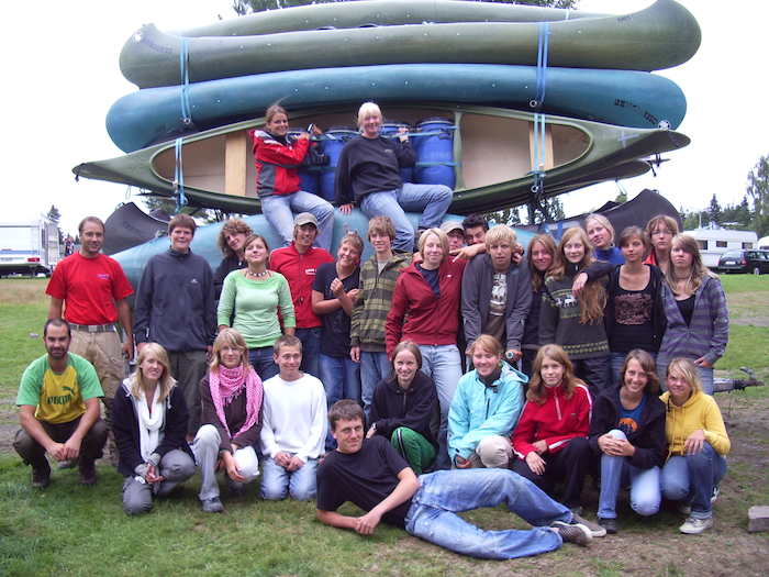 Gruppe junger Erwachsene vor Kanus bei der Jugendreise in Norwegen