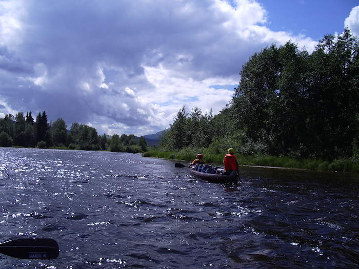 Ein Kanu im Fluss in Norwegen mit viel Proviant