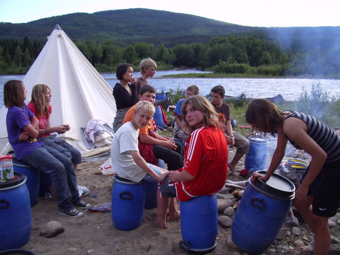 Jugendliche am Fluss beim Lagerfeuer bei der Jugendreise Norwegen