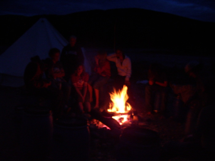 Gruppenfoto beim Lagerfeuer am Abend bei der Jugendreise nach Norwegen