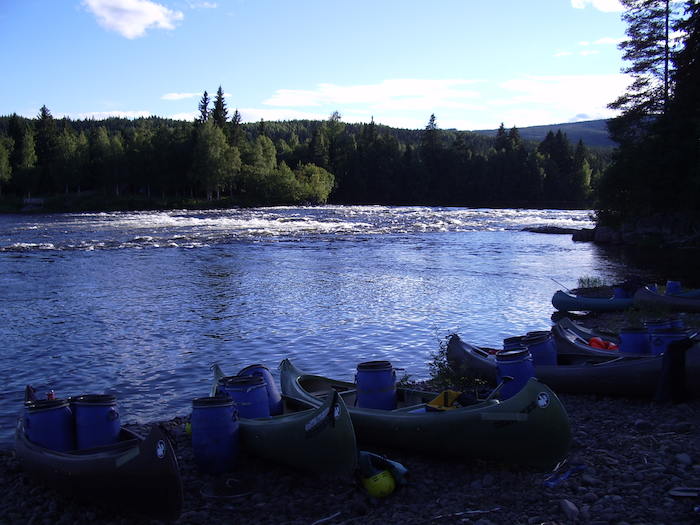Kanus entlang des Flusses geparkt bei der Jugendreise Norwegen