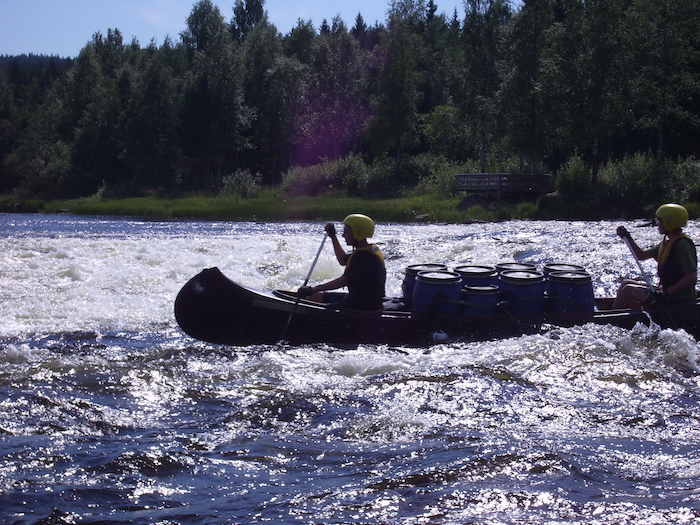 Jugendliche auf dem Kanu bei einer Stromschnelle bei der Jugendreise Norwegen