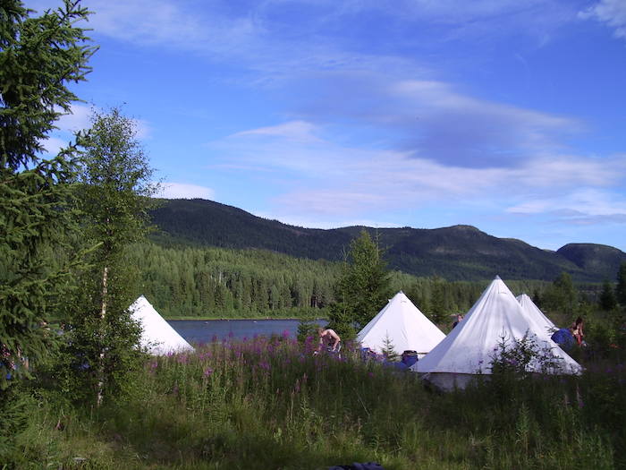 Weiße Zelter und grüne Wälder auf der Jugendreise Norwegen