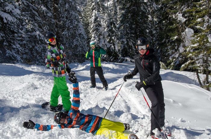 Kinder im Schnee beim Ski- und Snowboardcamp im Zillertal