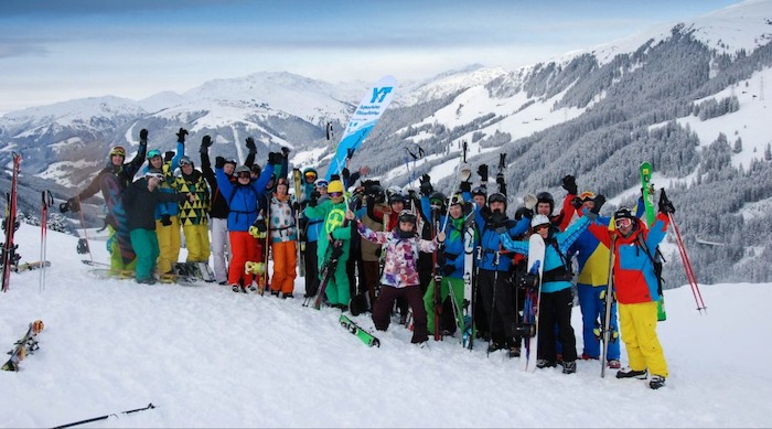 Großes Gruppenfotos vor dem Gebirge im Ski- und Snowboardcamp im Zillertal