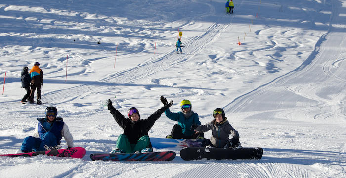 Teilnehmer bei einem Ski-Camp im Schnee