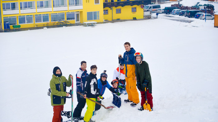 Jungsgruppe im Tal im Ski- und Snowboardcamp in Kössen