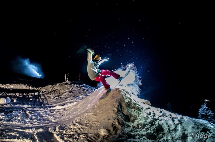 Snowboardsprung bei Nacht im Ski- und Snowboardcamp