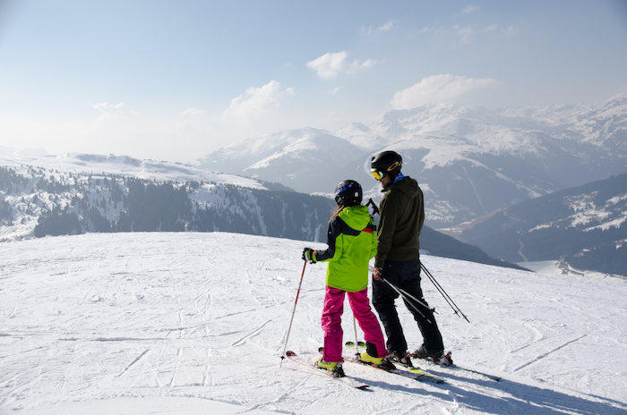Teilnehmer bei einem Ski-Camp lernen Ski fahren