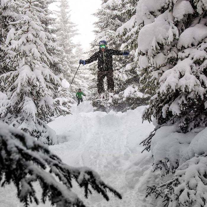Sprung mit Skiern im Tiefschnee beim Ski- und Snowboardcamp