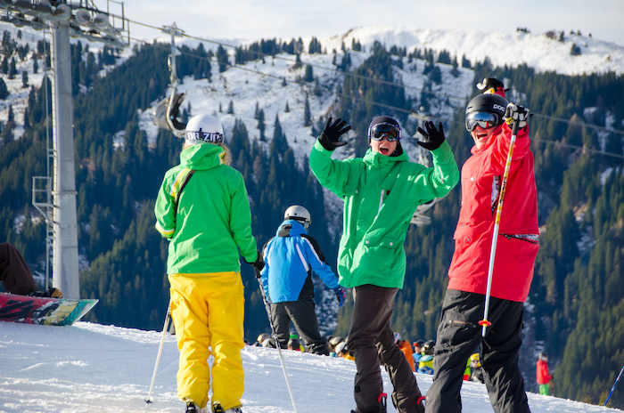 Spaß am Berggipfel beim Ski- und Snowboardcamp