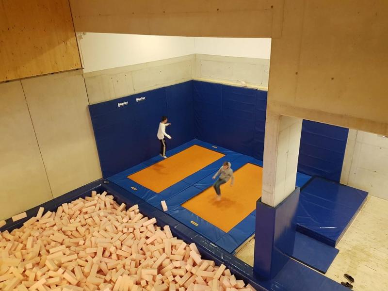 Indoor-Trampolin im Ski- und Snowboardcamp im Zilltertal