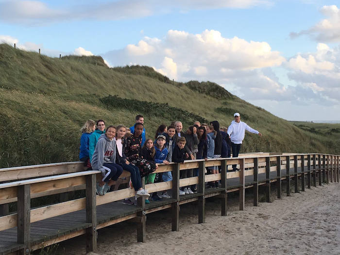 Gruppenfoto am Strand im Sommercamp auf Sylt