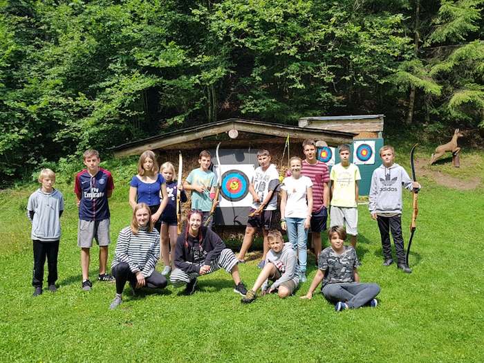 Kinder beim Bogenschießen im Sommercamp auf Sylt