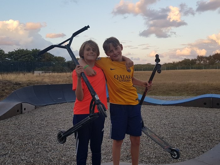 Jungs mit Scooters im Sommercamp auf Sylt