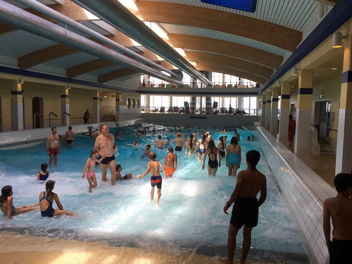 Kinder im Hallenbad im Sommercamp auf Sylt