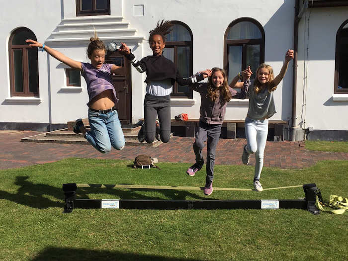 Mädels beim Slacklinen im Sommercamp auf Sylt