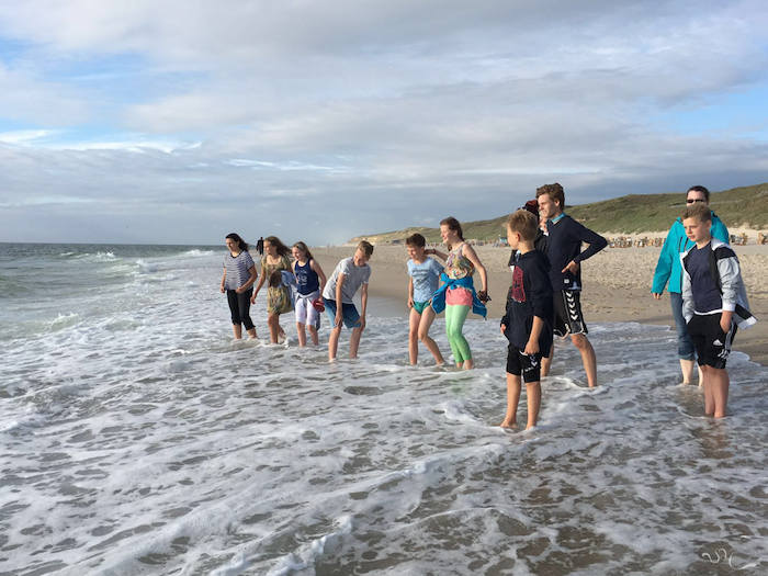 Jugendliche am Strand im Wasser beim Sommercamp auf Sylt