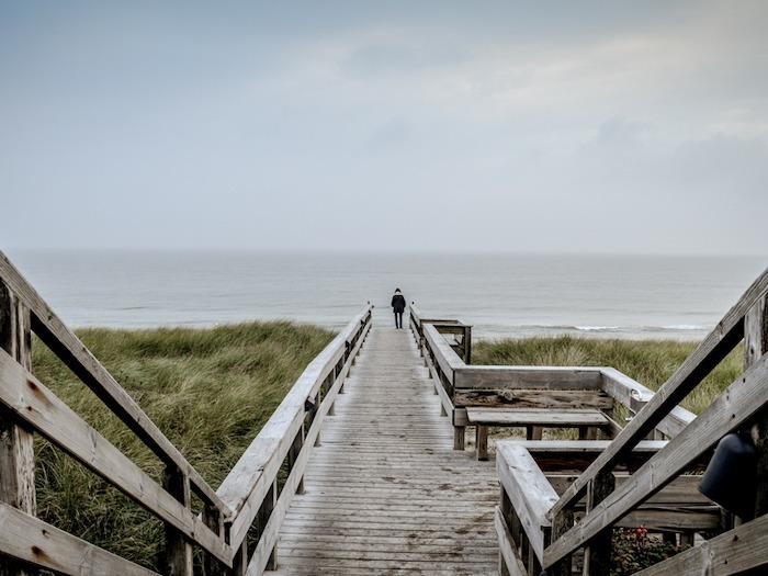Steg zum Strand im Sommercamp auf Sylt