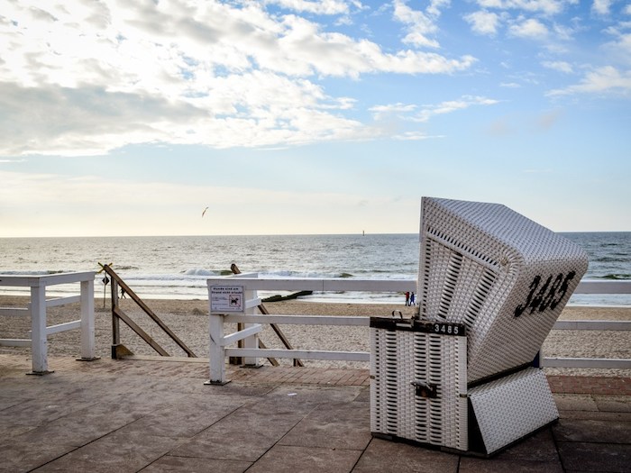 Strandkorb am Steg beim Sommercamp auf Sylt