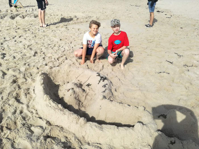 Sandburg am Strand im Sommercamp auf Sylt