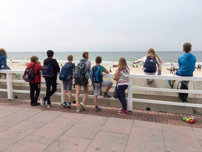 Kinder entlang der Strandpromenade im Sommercamp auf Sylt