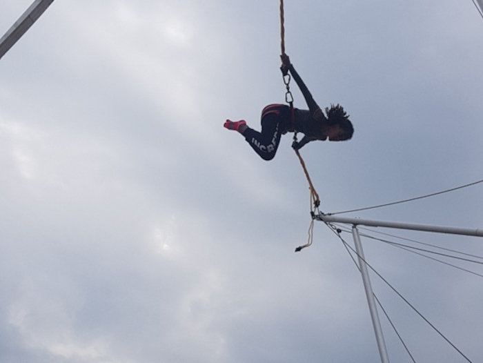 Sprung am Trampolin im Sommercamp auf Sylt
