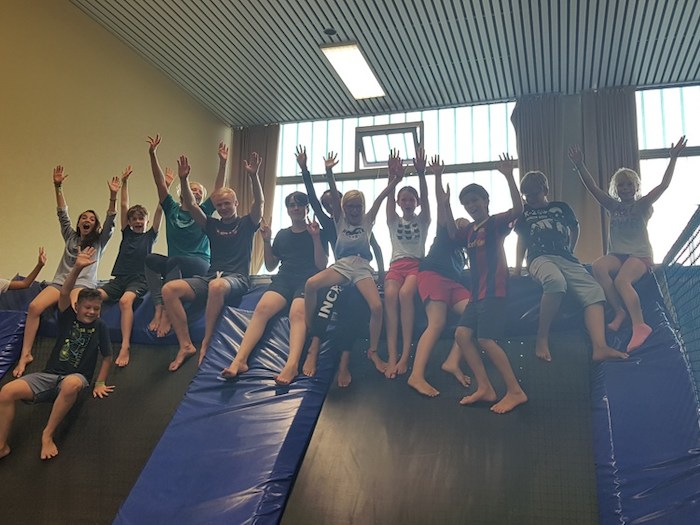 Kinder in der Trampolinhalle im Sommercamp auf Sylt