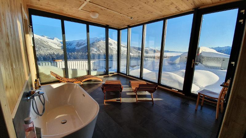 Fantastischer Ausblick aus dem Badezimmer auf die schneebedeckten Berggipfel