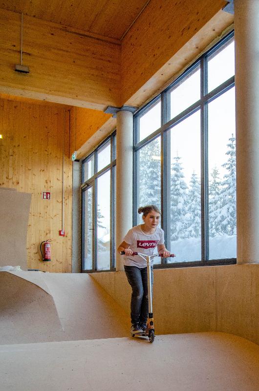 Kind in der Scooterhalle im Skicamp auf der Gerlosplatte